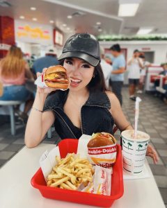 YouTube Star Fruitypoppin is eating burger in Nevada